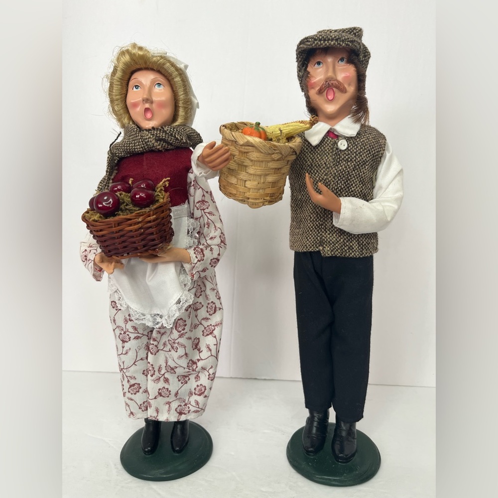 Old Time Pottery Pilgram Figurines Farmer Husband‎ And Wife With Food Baskets